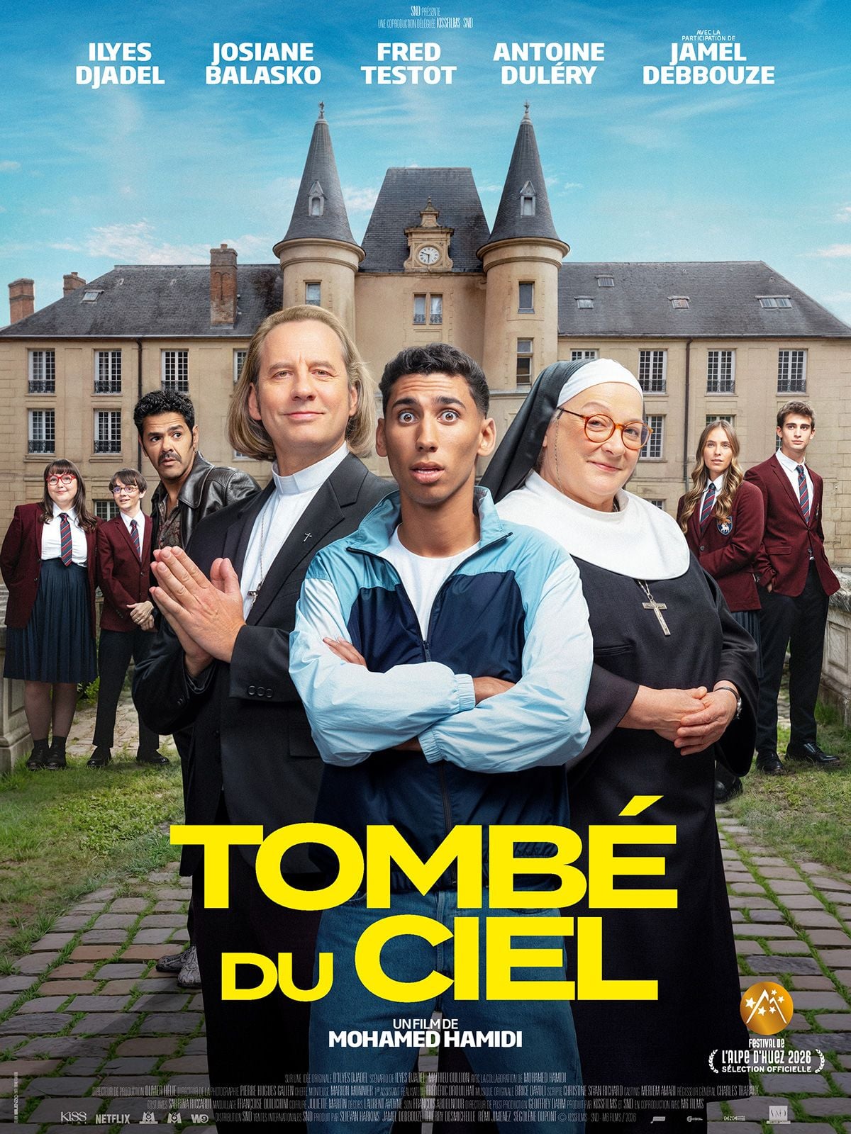Affiche officielle du film Tombé du ciel de Mohamed Hamidi, avec Ilyes Djadel, Josiane Balasko, Fred Testot, Antoine Duléry et Jamel Debbouze devant un internat