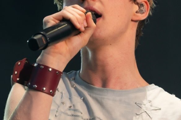 Troye Sivan en concert au micro