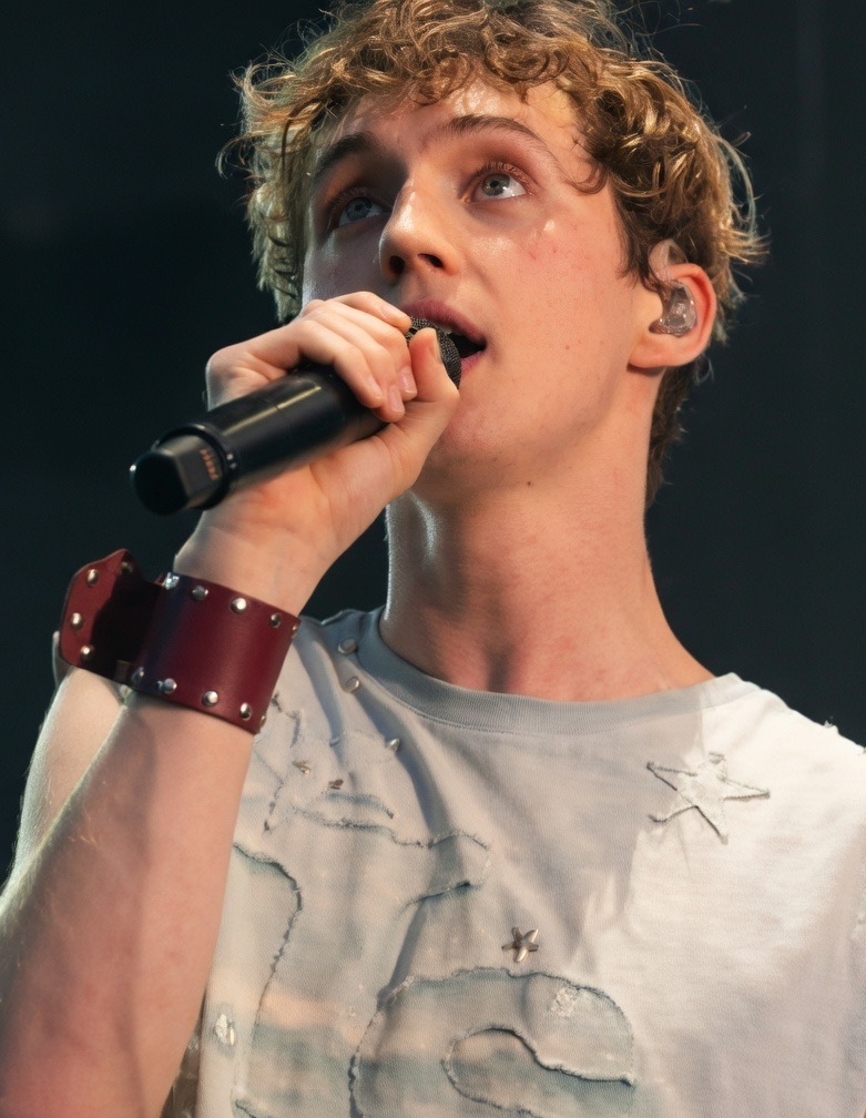 Troye Sivan en concert au micro