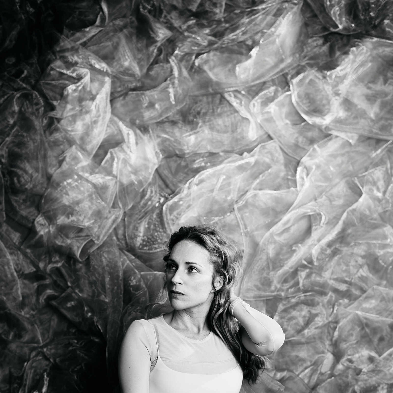 Pochette de l'album The Meaning of Flowers d'Agnes Obel : portrait en noir et blanc de la musicienne devant un voile froissé