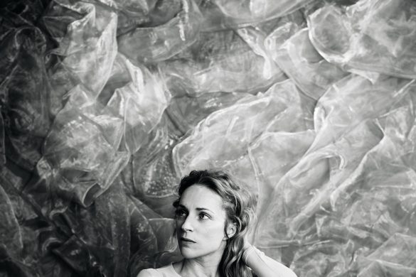 Agnès Obel en noir et blanc devant une matière translucide, visuel officiel de l'album The Meaning of Flowers