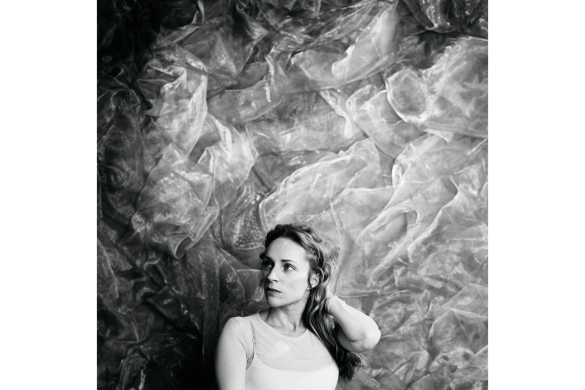 Portrait en noir et blanc d'Agnes Obel pour l'album The Meaning of Flowers