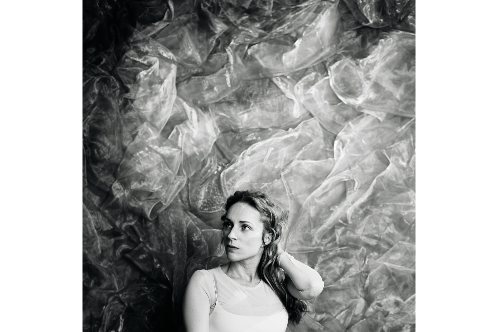 Portrait en noir et blanc d'Agnes Obel pour l'album The Meaning of Flowers