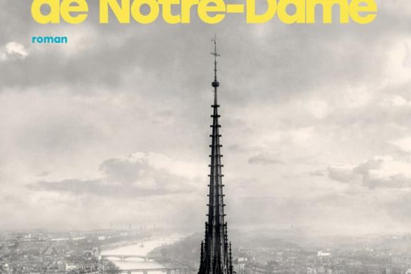 Couverture du roman L'architecte de Notre-Dame d'Aurélien Bellanger, avec la flèche de Notre-Dame (Actes Sud)