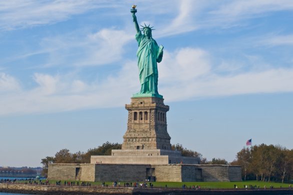 La Statue de la Liberté d'Auguste Bartholdi sur son socle, à New York