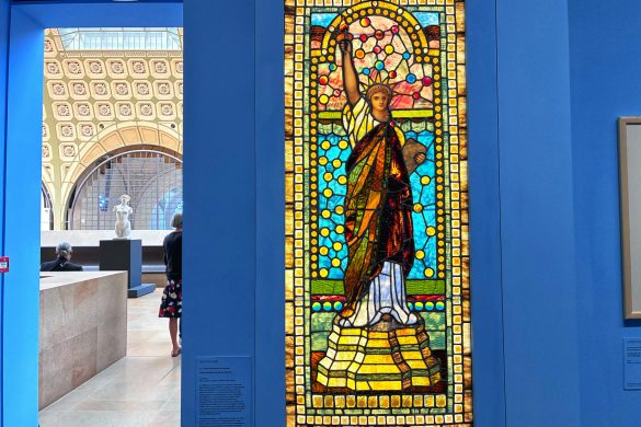 Vitrail représentant la Statue de la Liberté, exposé dans l'exposition Bartholdi au musée d'Orsay