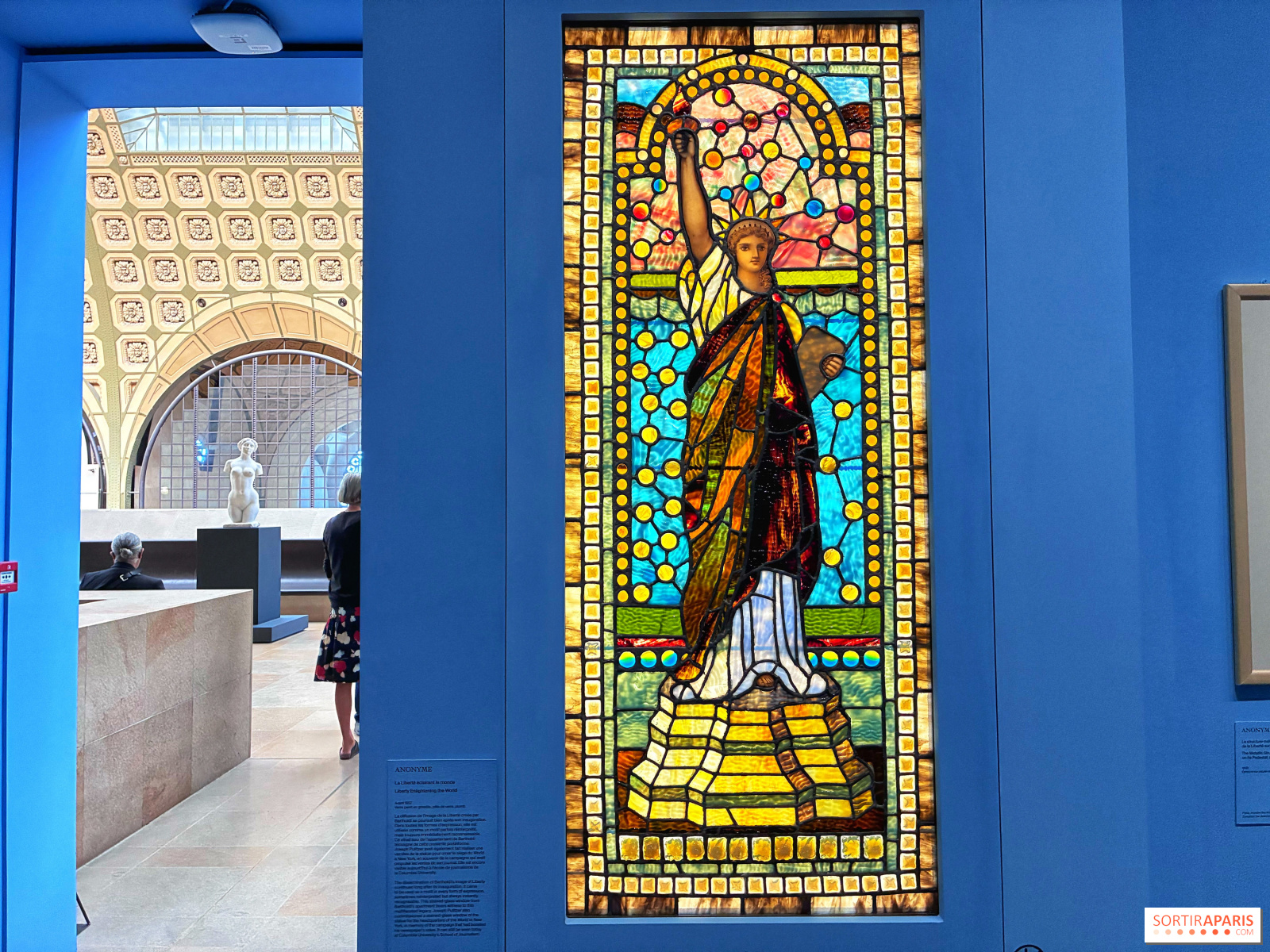 Vitrail représentant la Statue de la Liberté, exposé dans l'exposition Bartholdi au musée d'Orsay