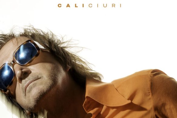 Pochette de l'album Caliciuri de Cali, l'artiste en chemise orange et lunettes de soleil