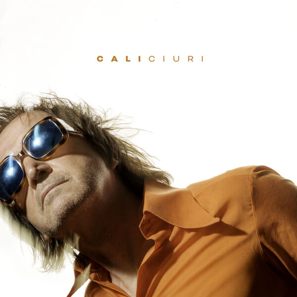 Pochette de l'album Caliciuri de Cali, l'artiste en chemise orange et lunettes de soleil