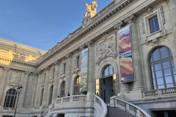 Façade du Grand Palais à Paris avec les bâches de l'exposition Cézanne et nous