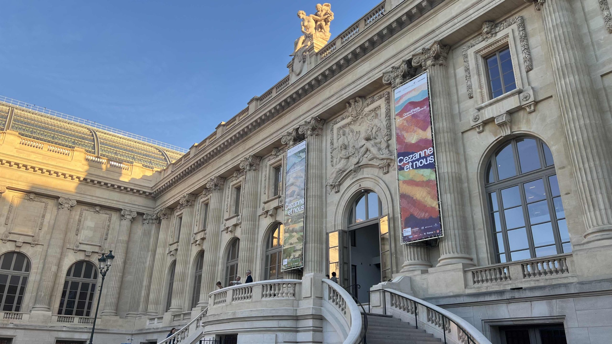 Façade du Grand Palais à Paris avec les bâches de l'exposition Cézanne et nous