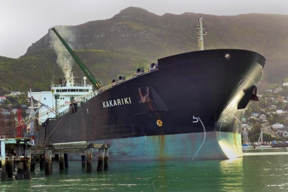 Un pétrolier amarré à quai, vu de proue