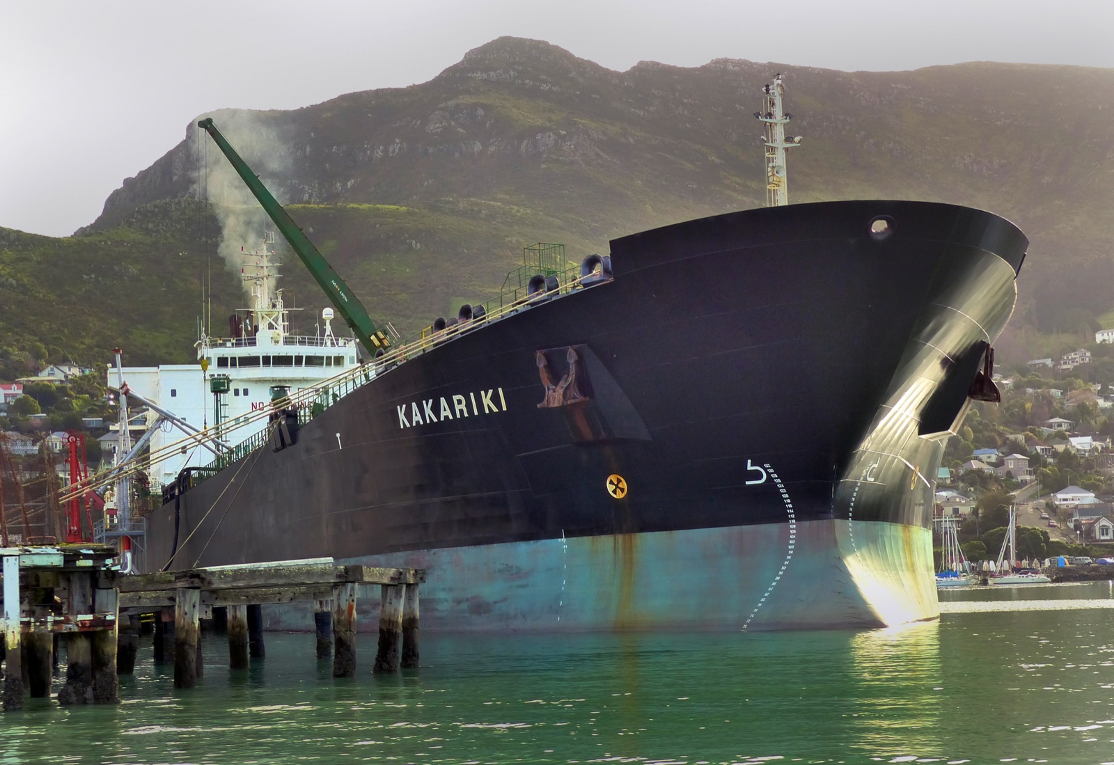 Un pétrolier amarré à quai, vu de proue
