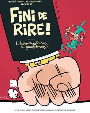 Affiche du documentaire Fini de rire ! L'humour politique au garde-à-vous ? : un poing serré écrase un micro