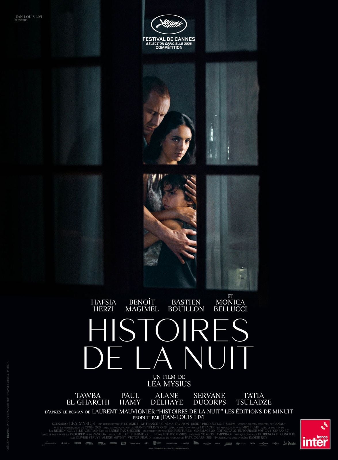 Affiche du film Histoires de la nuit de Léa Mysius : une famille apeurée serrée derrière une fenêtre dans la nuit