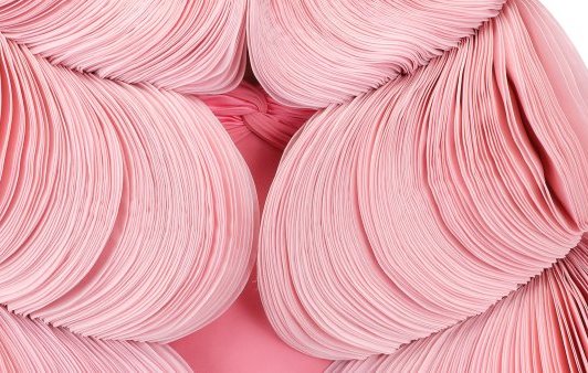 Gros plan sur un tissu plissé rose, visuel de l'exposition Look ! au Musée des Arts décoratifs à Paris