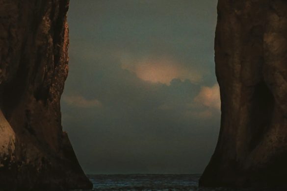 Pochette de l'album I Wrote You A Letter de M83 : un paysage marin sombre entre deux hautes falaises