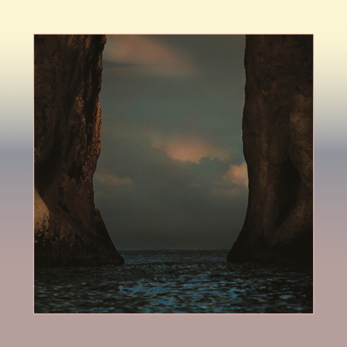Pochette de I Wrote You A Letter, dixième album de M83 : deux falaises sombres encadrant une mer au crépuscule
