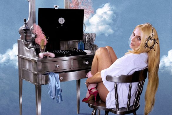 Pochette de l'album Lili de Maëlle : la chanteuse blonde assise près d'une coiffeuse-ordinateur sur fond de ciel bleu