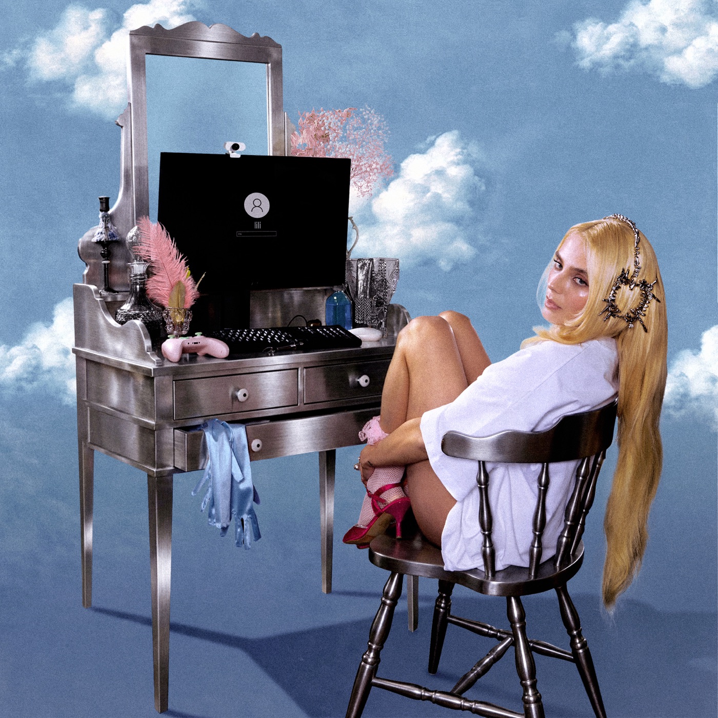 Pochette de l'album Lili de Maëlle : la chanteuse blonde assise près d'une coiffeuse-ordinateur sur fond de ciel bleu