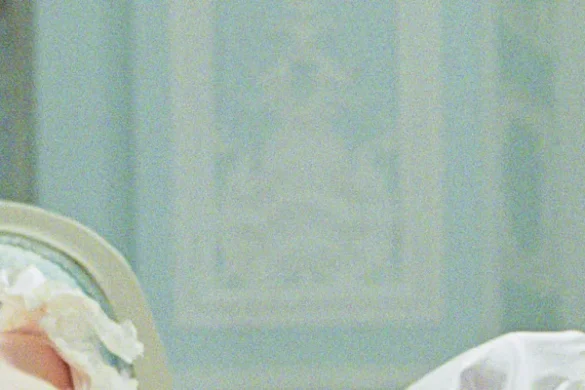 Kirsten Dunst en Marie-Antoinette, allongée près de pyramides de macarons, dans le film de Sofia Coppola