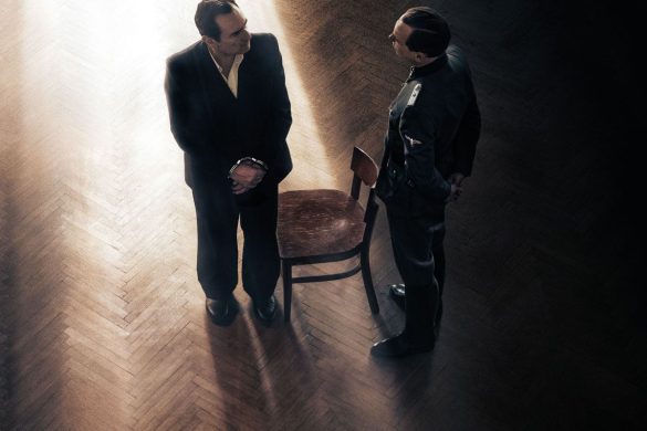 Affiche du film Moulin de Laszlo Nemes : Gilles Lellouche menotte face a Lars Eidinger en officier de la Gestapo, une chaise vide entre eux