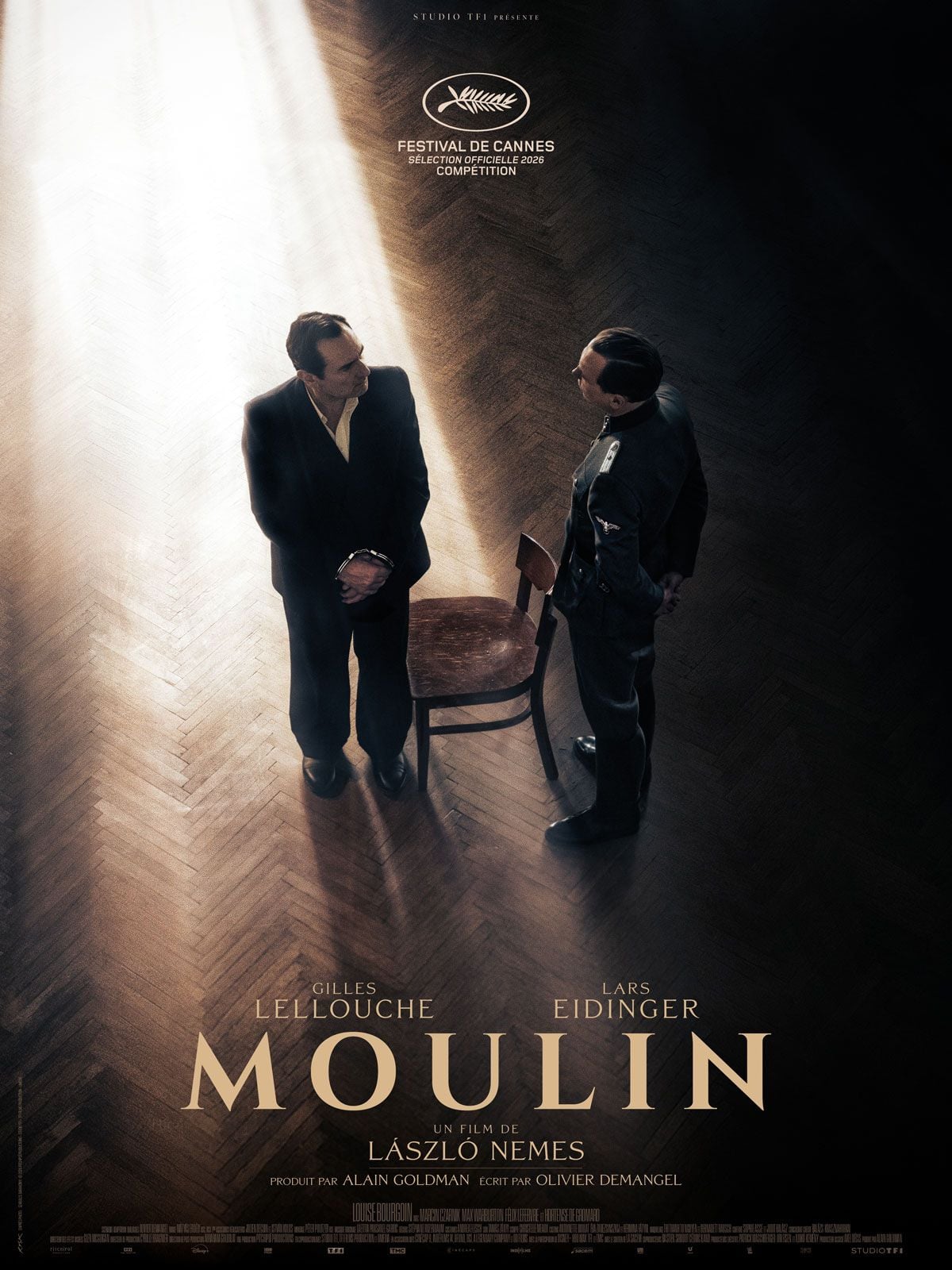 Affiche du film Moulin de Laszlo Nemes : Gilles Lellouche menotte face a Lars Eidinger en officier de la Gestapo, une chaise vide entre eux
