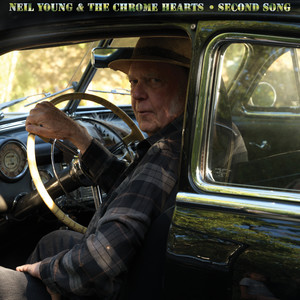 Pochette de l'album Second Song de Neil Young & The Chrome Hearts, l'artiste au volant d'une vieille voiture