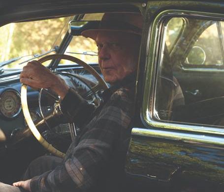 Pochette de l'album Second Song de Neil Young & The Chrome Hearts : Neil Young au volant d'une vieille voiture
