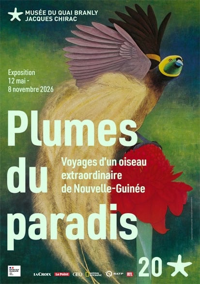 Affiche de l'exposition Plumes du paradis au musée du quai Branly, avec un oiseau de paradis aux couleurs vives