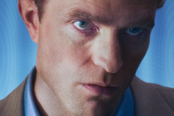 Affiche officielle du film Primetime : gros plan de Robert Pattinson grimé en Chris Hansen, distribuée par A24