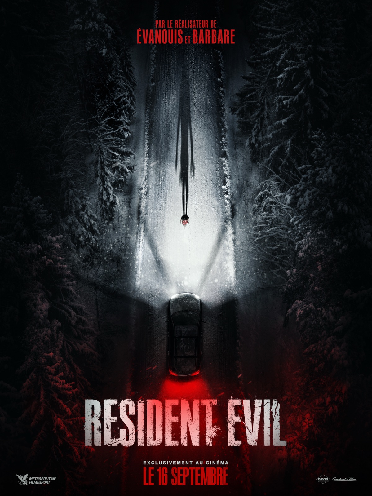Affiche officielle du film Resident Evil (2026) de Zach Cregger, une silhouette au bout d'une route enneigée éclairée par les phares d'une voiture