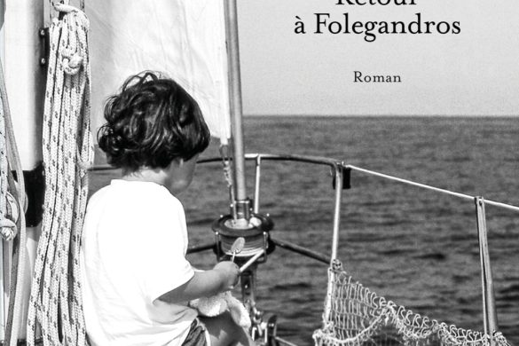 Couverture du roman Retour à Folegandros d'Agnès Martin-Lugand (Michel Lafon), un enfant assis sur un voilier face à la mer
