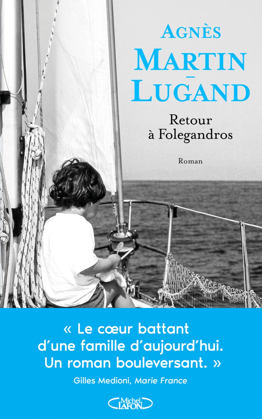 Couverture du roman Retour à Folegandros d'Agnès Martin-Lugand (Michel Lafon), un enfant assis sur un voilier face à la mer