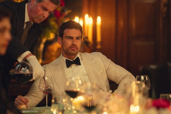 Theo James en costume blanc dans une scène de dîner de The Gentlemen saison 2 sur Netflix