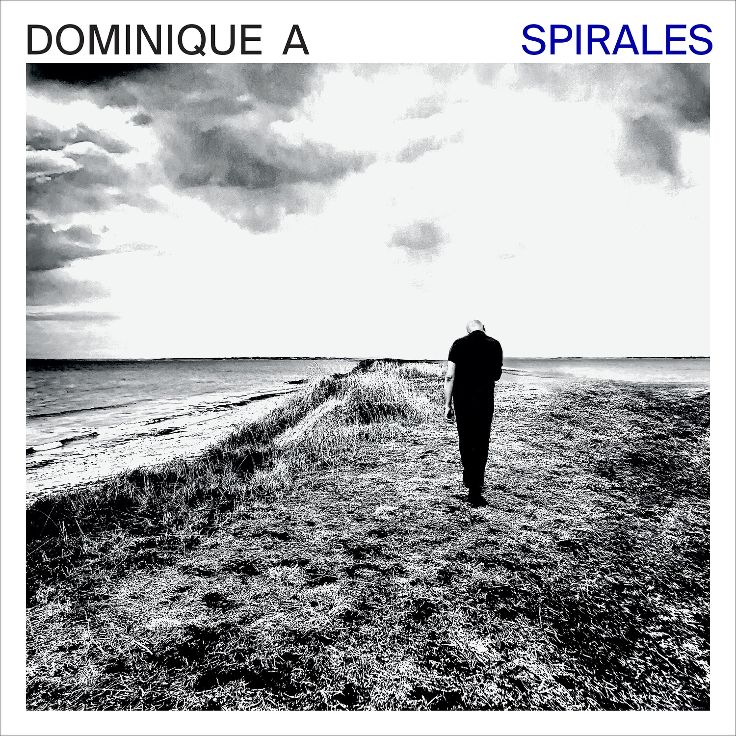 Pochette de l'album Spirales de Dominique A : une silhouette marchant sur une dune au bord de la mer, en noir et blanc