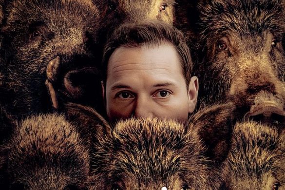Affiche du film L'Espèce explosive de Sarah Arnold, un visage d'homme cerné de sangliers