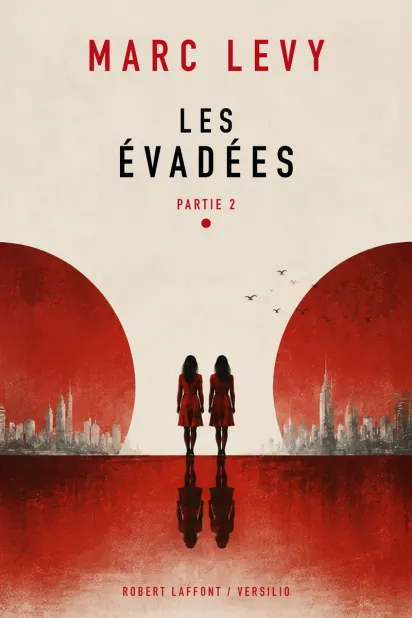 Couverture de Les Évadées - Partie 2 de Marc Levy, deux sœurs jumelles entre deux skylines rouges, éditions Robert Laffont