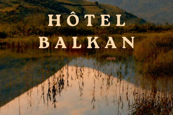 Couverture du récit Hôtel Balkan de Mathias Énard, deux pirogues au bord d'une rivière au crépuscule, éditions Actes Sud