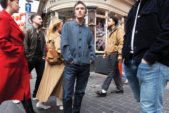 Pochette de l'album The Age of Everything de Johnny Marr, le musicien dans une rue de Londres devant un pub nommé The Age of Everything