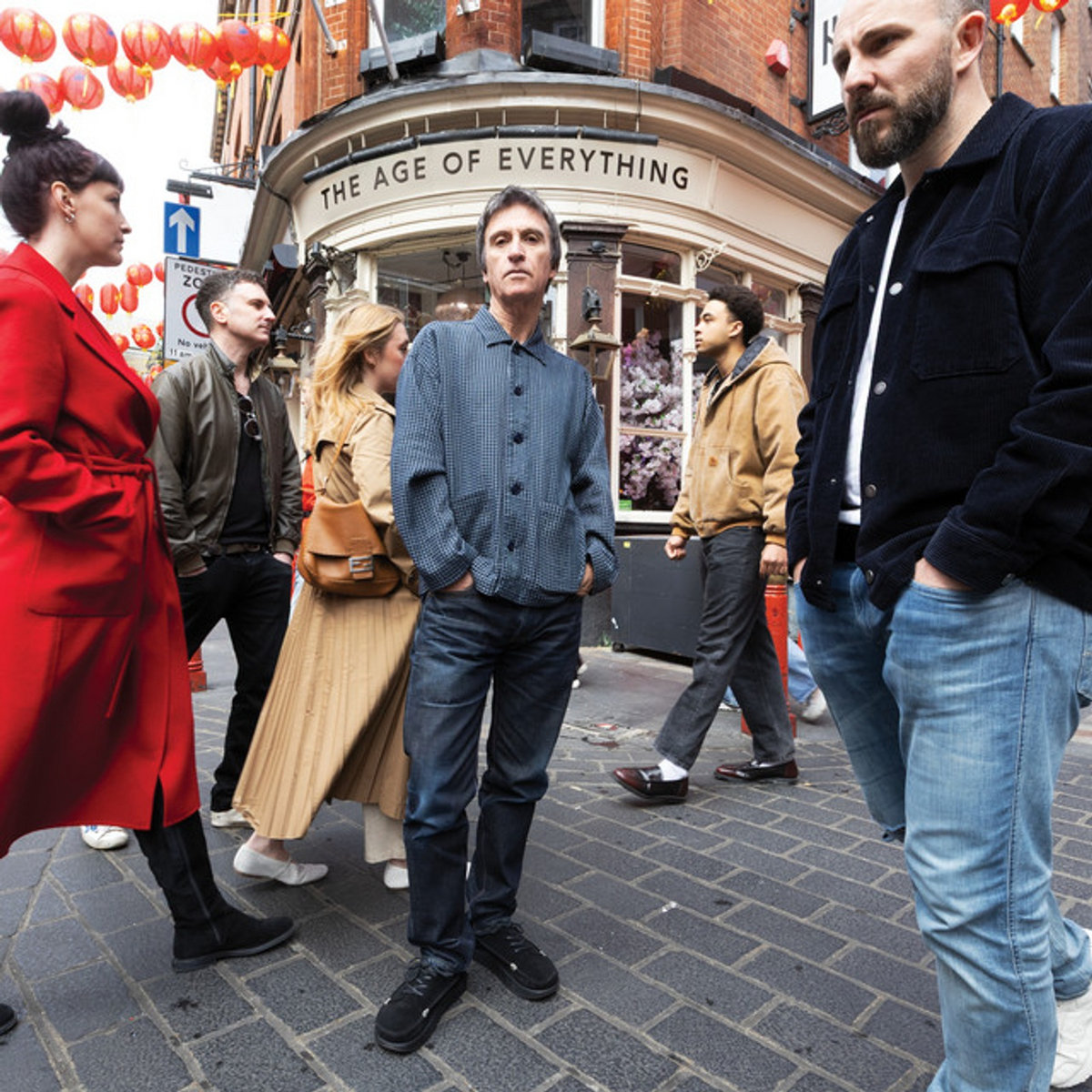 Pochette de l'album The Age of Everything de Johnny Marr, le musicien dans une rue de Londres devant un pub nommé The Age of Everything