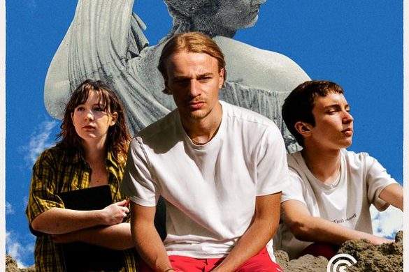 Affiche du film La Gradiva de Marine Atlan, trois lycéens assis devant une statue antique à Pompéi
