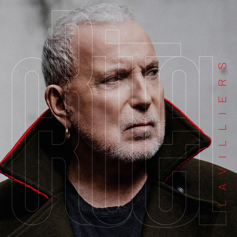Pochette de l'album Rite Cruel de Bernard Lavilliers, portrait de l'artiste en manteau sombre
