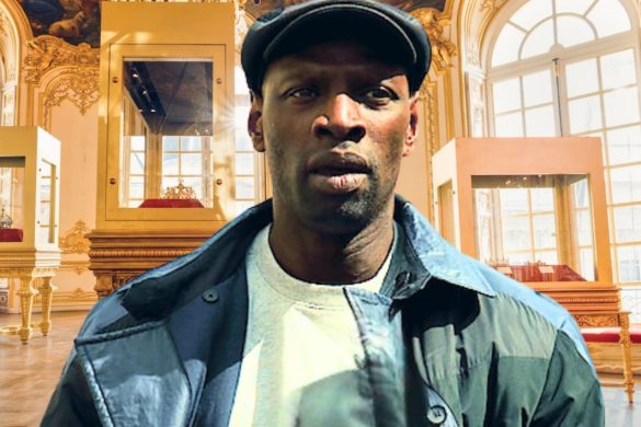 Omar Sy en Assane Diop, casquette sur la tête, dans une salle de musée dorée aux vitrines d'exposition, pour Lupin Partie 4 sur Netflix