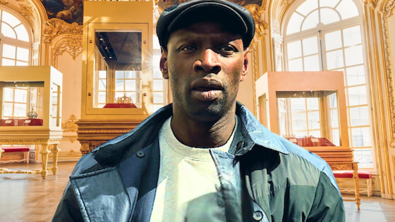 Omar Sy en Assane Diop, casquette sur la tête, dans une salle de musée dorée aux vitrines d'exposition, pour Lupin Partie 4 sur Netflix