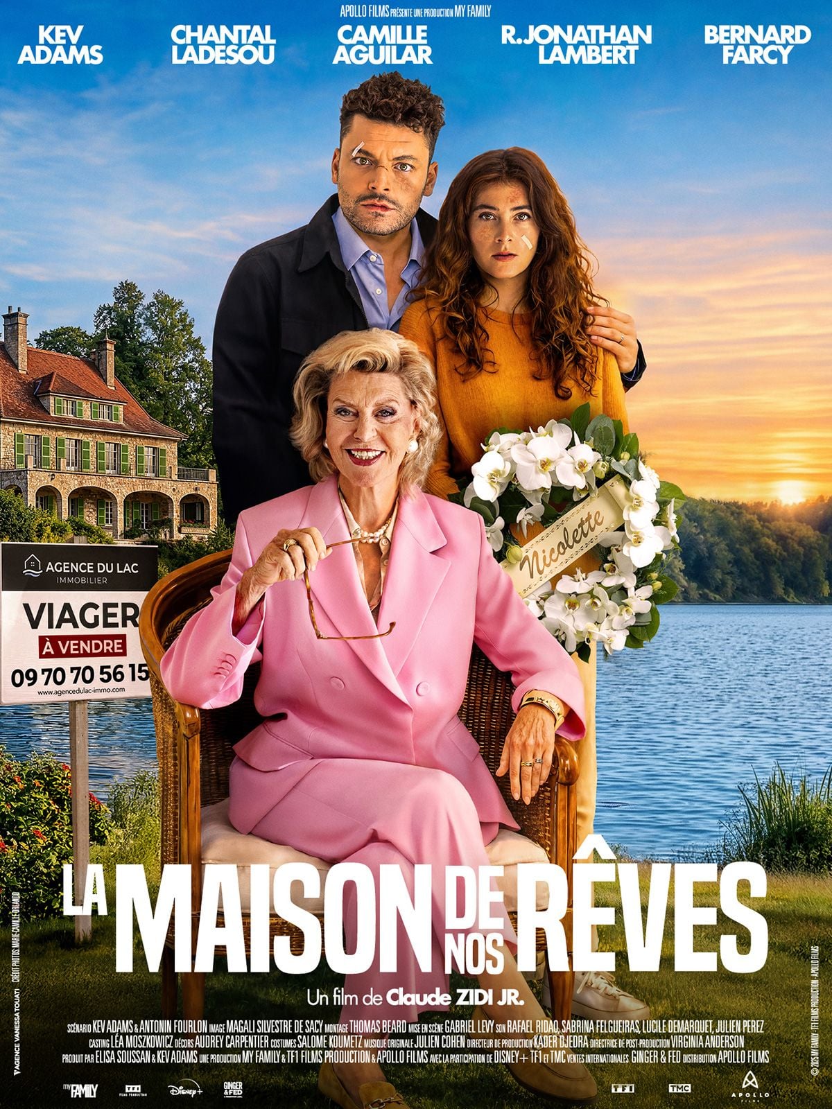 Affiche du film La Maison de nos rêves : Kev Adams et Camille Aguilar derrière Chantal Ladesou assise dans un fauteuil, maison au bord d'un lac et panneau viager