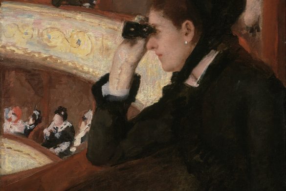 Peinture de Mary Cassatt, Au theatre (In the Loge, 1878) : une femme en noir observe la salle a la jumelle tandis qu'un homme la regarde depuis une loge en arriere-plan.