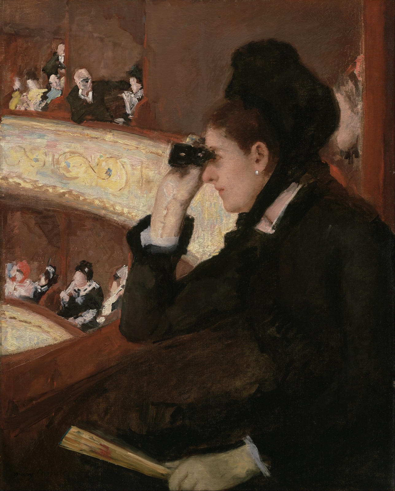 Peinture de Mary Cassatt, Au theatre (In the Loge, 1878) : une femme en noir observe la salle a la jumelle tandis qu'un homme la regarde depuis une loge en arriere-plan.