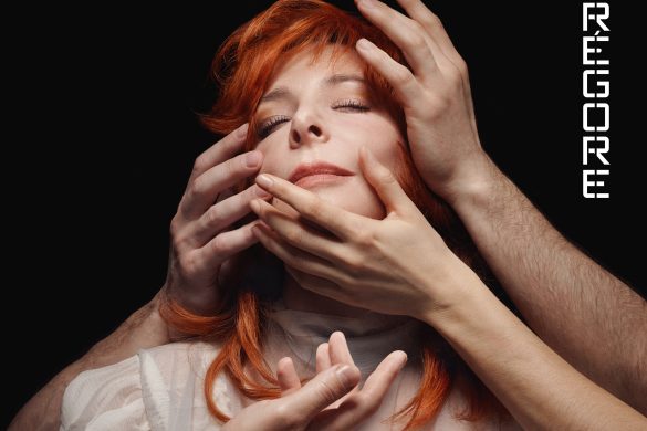 Pochette de l'album Égrégore de Mylène Farmer, visage aux yeux fermés entouré de mains sur fond noir