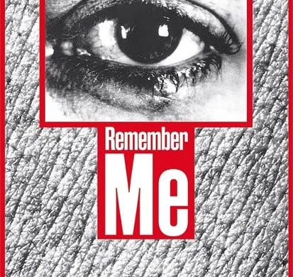 Affiche officielle de l'exposition Remember Me a la Bourse de Commerce, un oeil en noir et blanc encadre de rouge